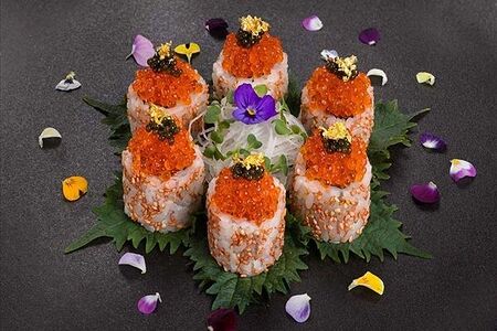 Ролл из тунца блюфин, лосося, икры форели с японскими маринованными овощами