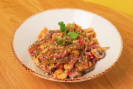 Стеклянная лапша с говядиной и овощами в тайском соусе