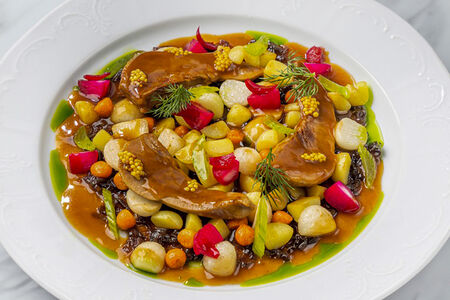 Ушное из язычков ягненка с овощами и редькой