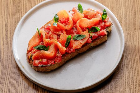 Брускетта с лососем и сальсой из томатов