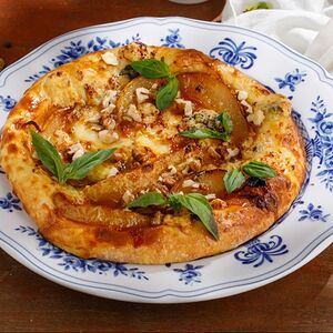 Хачапури с грушей и горгонзолой