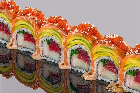 Ролл из лосося, тунца, лакедры, тигровой креветки, авокадо с соусом ментаико