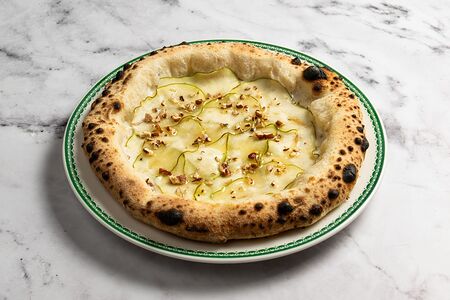 Пицца с грушей и горгонзоллой