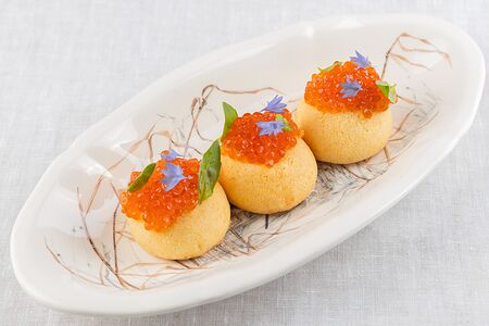 Картофельные шу с красной икрой