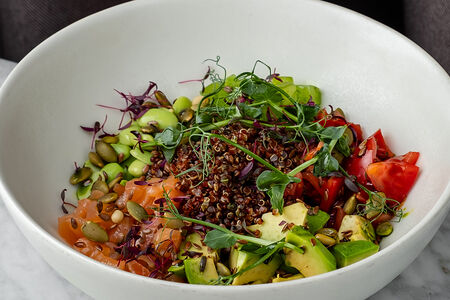 Боул с лососем, авокадо, киноа, томатами и бобами эдамаме