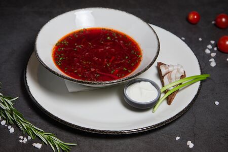 Борщ с говядиной и крутоном с копченым салом