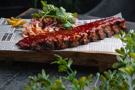 Свиные ребра с соусом барбекю и салатом Коул слоу 