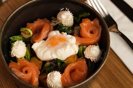 Салат с семгой и яйцом пашот