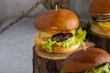 Чизбургер с луком фри