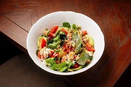 Зеленый салат с авокадо и крабом