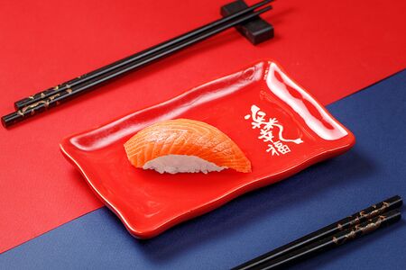 Суши лосось