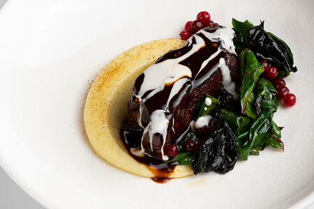 Томленая лопатка бычка с картофельным пюре, брусникой и мангольдом