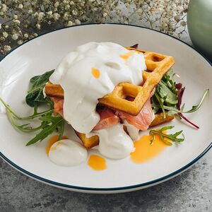 Бататовые вафли с лососем и сырным кремом 