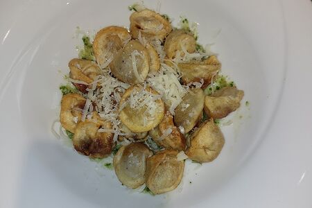 Жареные пельмени с курицей и пармезаном