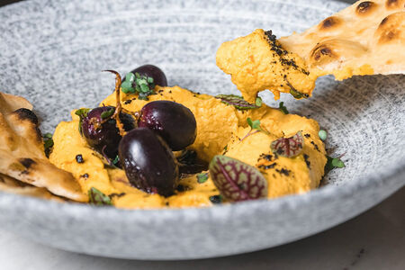 Хумус с печеным виноградом