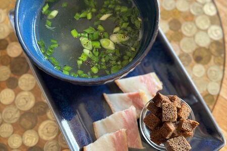 Бульон в кружке с гренками 