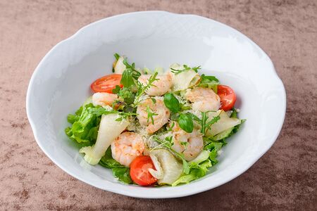 Салат с креветкой, сельдереем и грушей