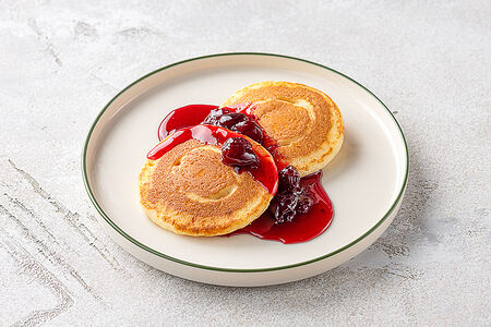 Панкейки с вишневым вареньем 