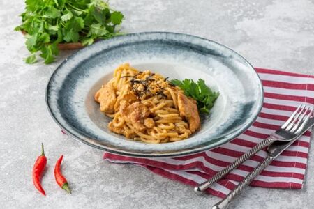 Удон с индейкой в ореховом соусе