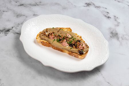 Брускетта с куриным паштетом, ягодным маслом и луковым мармеладом