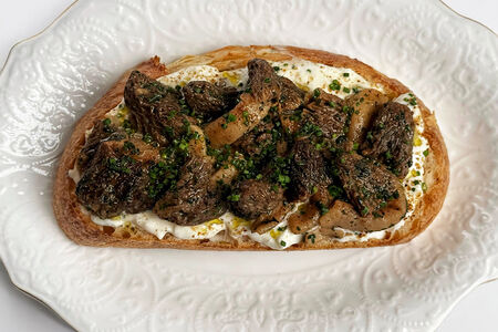 Брускетта со сморчками