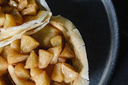 Блины с яблоком и корицей 