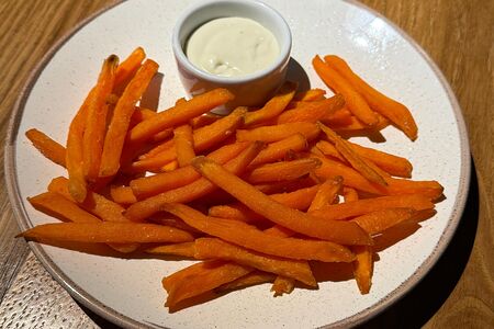 Батат фри с соусом блю чиз 