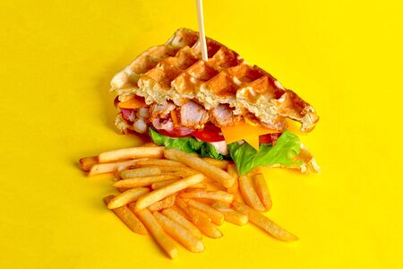 Waffle-клаб сэндвич с курицей и фри