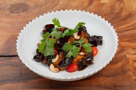 Древесные грибы с баклажанами