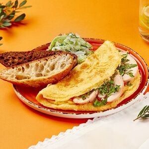 Омлет с куриной грудкой и зеленью