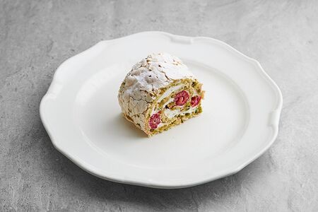 Меренговый рулет с малиной