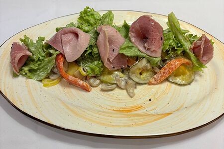 Салат с пастрами и жареными грибами 