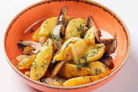 Картофель с грибами и луком