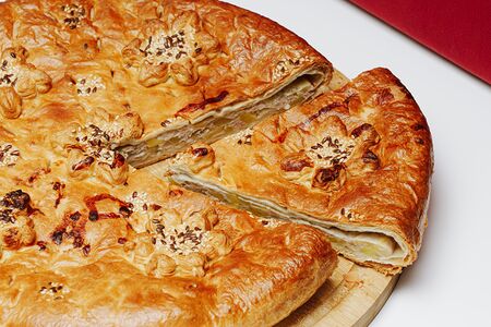 Пирог слоеный с курицей и картофелем 