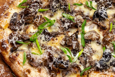 Пицца Грибы, пармезан и трюфельное масло