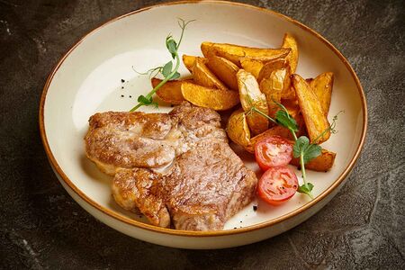 Свинина с картофельными дольками