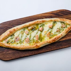 Пиде с лососем и сливочным песто