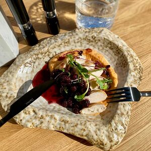 Филе цыплёнка с ежевичным соусом и муссом из батата