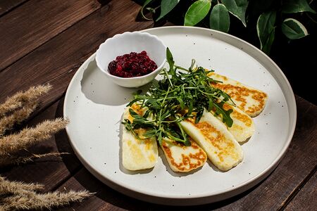 Жареный халуми с брусничным соусом