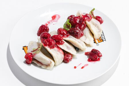 Вареники с вишней и сметаной