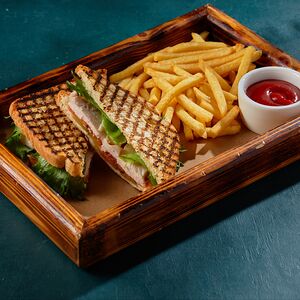 Сэндвич с курицей и картофелем фри