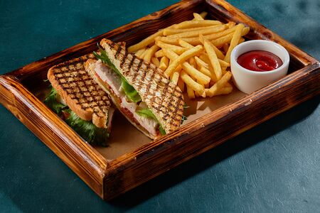 Сэндвич с курицей и картофелем фри