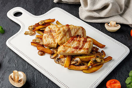 Филе индейки в беконе с жареным картофелем