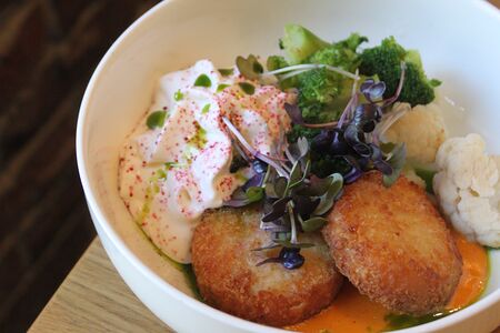 Котлеты из мяса креветок с брокколи и соусом спайси