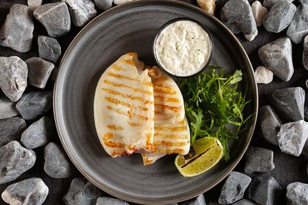 Кальмар на гриле с соусом тартар