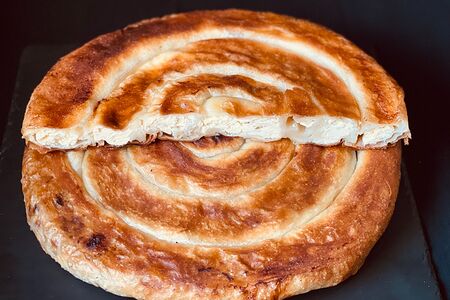 Сербский пирог Бурек с сыром, томатами и кинзой