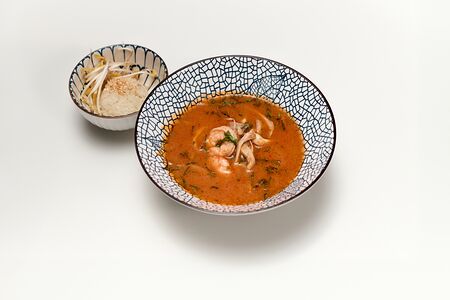 Том ям с морепродуктами