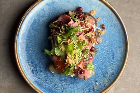 Smоrrebrоd с ростбифом, соленым огурцом, вяленными черри, кремом из хрена и жареным луком  