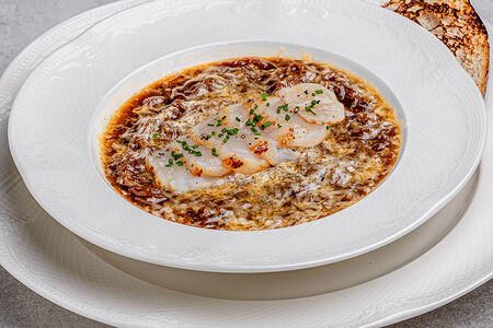 Луковый суп с гребешками