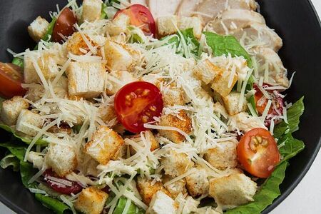Салат Цезарь с курицей